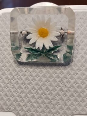 Clear Resin Daisy Square Brooche— White & Yellow Floral